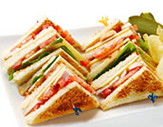 Διανομή κλαμπ σάντουιτς στις Καμάρες στη Σίφνο